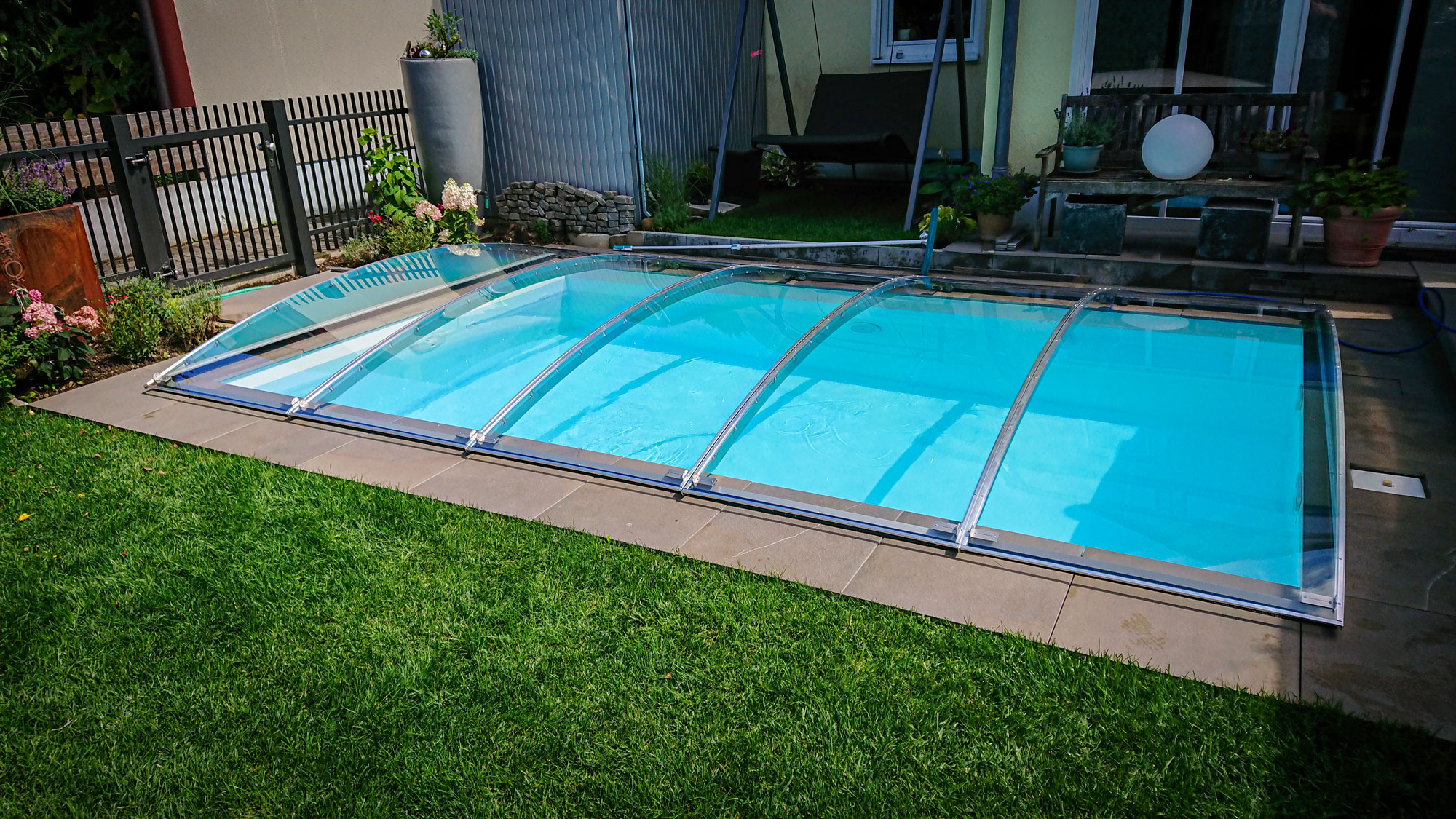 FlexiRoof PremiumPlus Clear - pool cover in high quality clear glass optics for the highest expectations